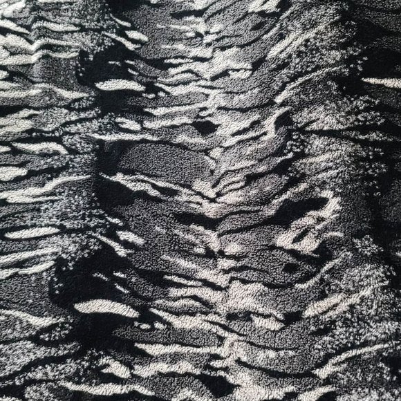 Large, soft, and warm black and white patterned throw blanket - Picture 2 of 3